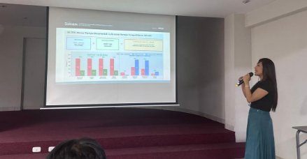 Yuliana Segovia presentando una ponencia